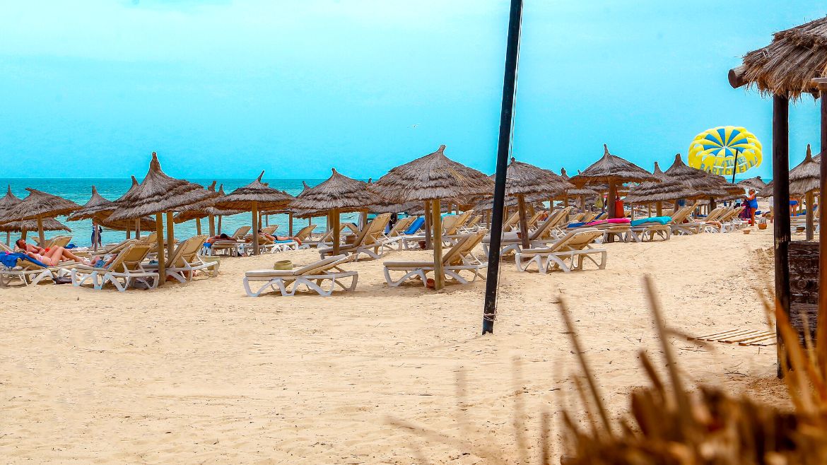 Djerba-Zarzis: Strandliegen am Strand des Komforthotel Zarzis