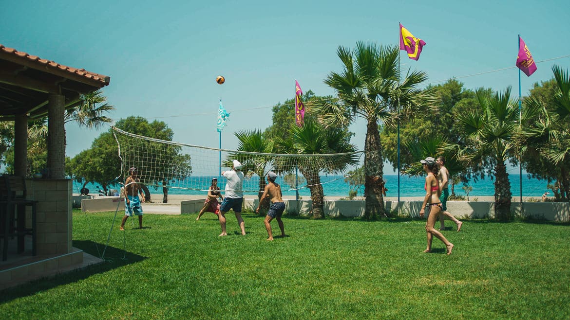 Rhodos Fanes: Im Garten der Kitesurf Station kann auch Volleyball gespielt werden