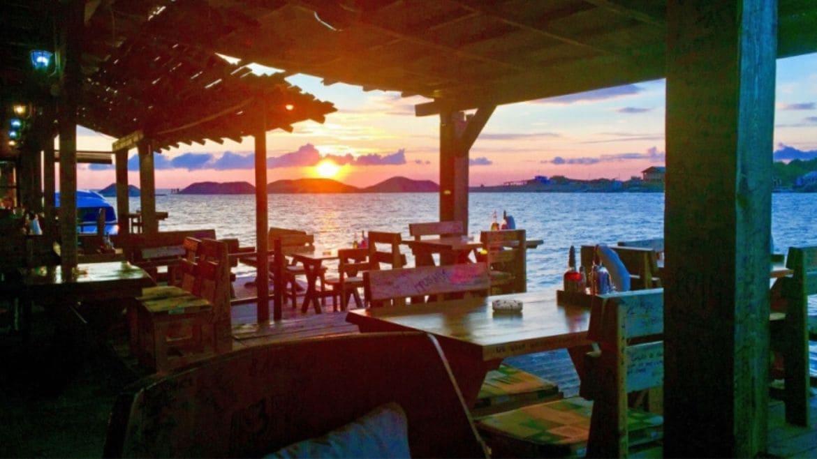 Ulcinj: Den Sonnenuntergang in einem gemütlichen Uferrestaurant genießen