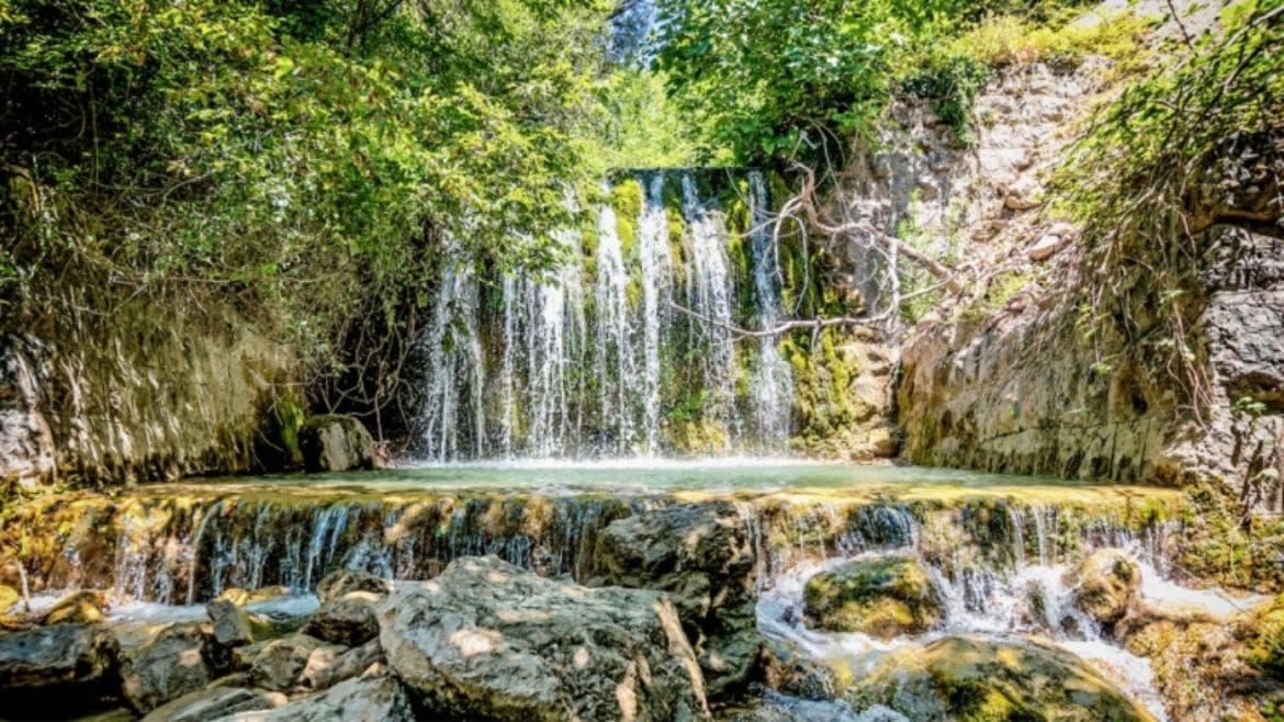 Ulcinj: Fazinierende Naturschönheiten - die Wasserfälle Montenegros umgeben von grünen Wäldern