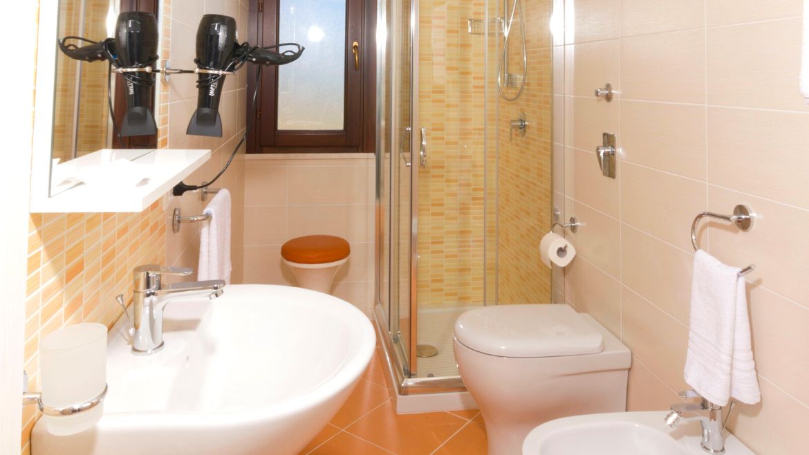 Marsala: Badezimmer des Doppelzimmers