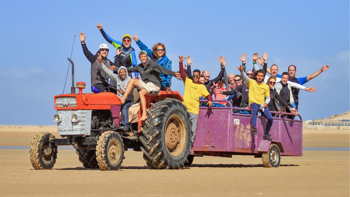 Dakhla: Mit dem Traktor der Windsurf Station geht es zum nahegelegenden Speed Spot
