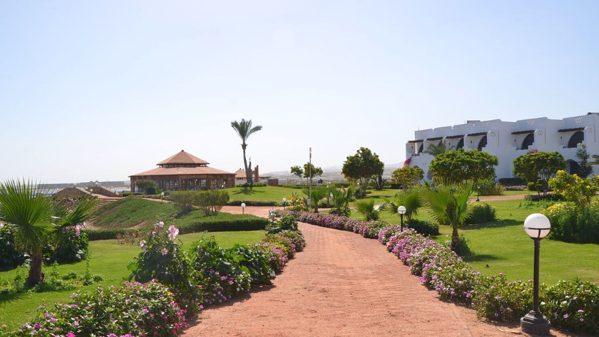 El Naaba: Kleiner Spaziergang im Gartenbereich des Komforthotels