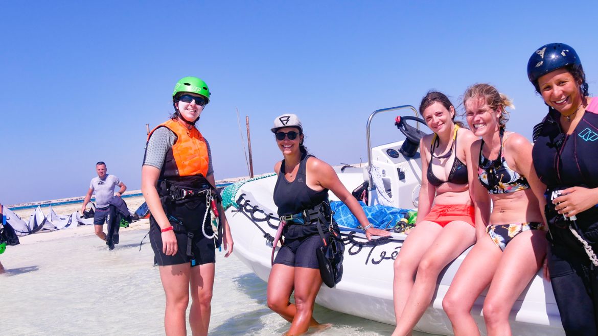 Soma Bay: Mädelsgruppe beim Kitesurf Camp