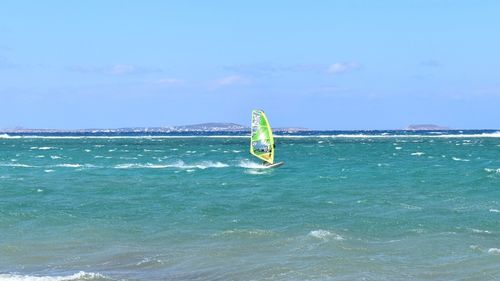 Naxos: Top Bedingungen zum Windsurfen