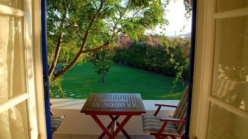 Naxos: Ausblick in den schönen Garten genießen