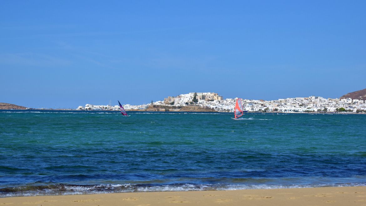 Naxos: Windsurfen mit Blick auf Naxos-Stadt