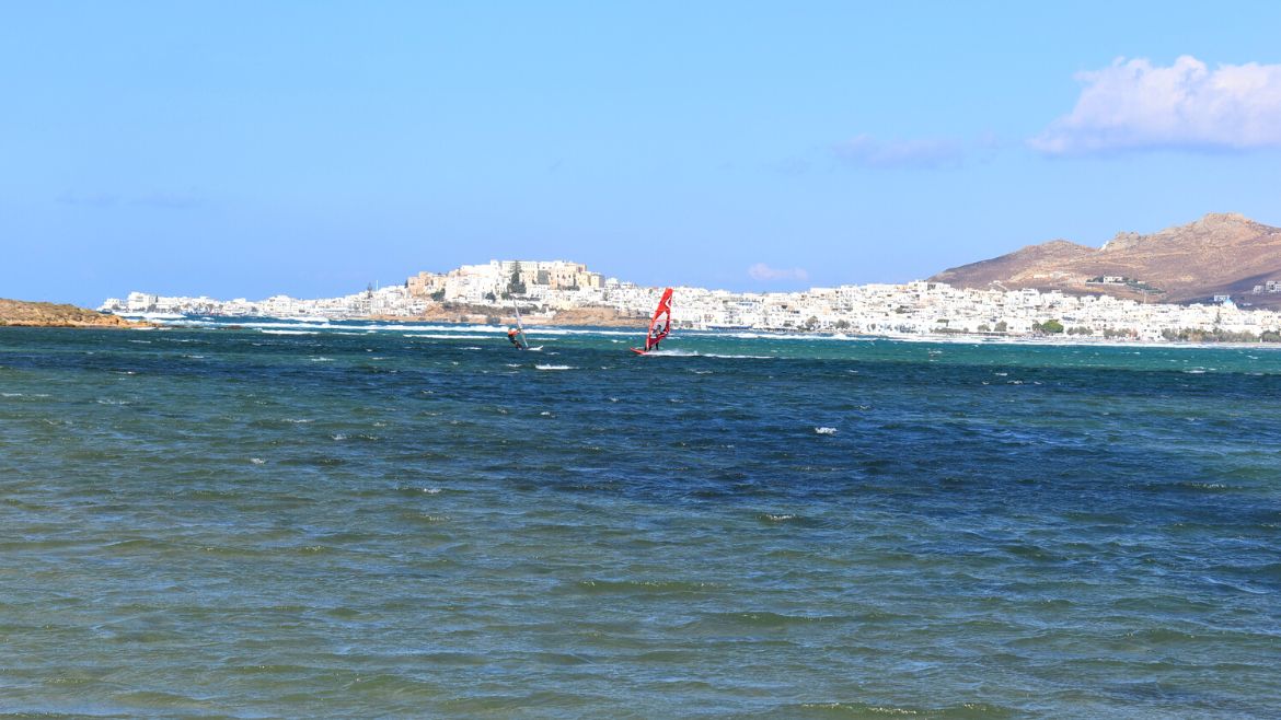 Naxos: Windsurfen an einer tollen Kulisse