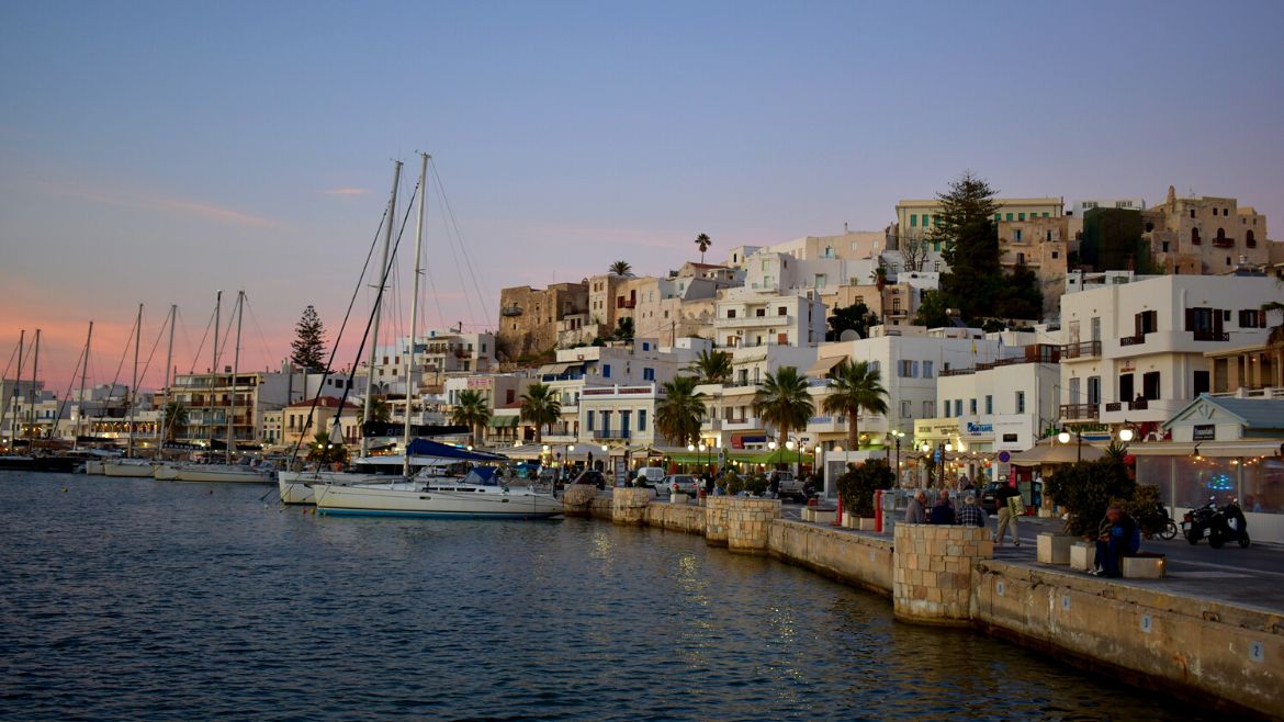 Naxos: Zahlreiche Restaurants am Hafen von Naxos