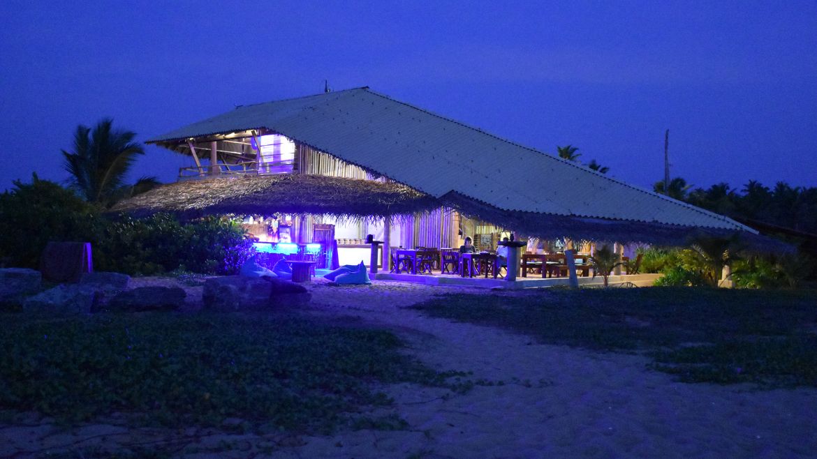 Kappalady: Blick auf das Strand Restaurant am Abend