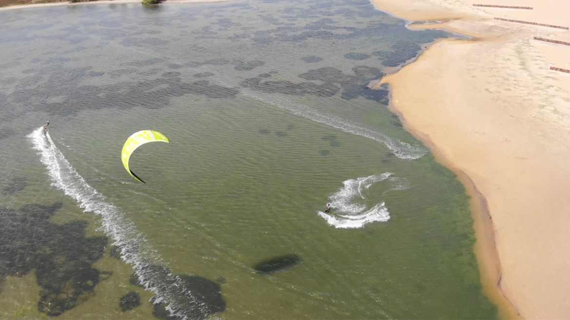Kappalady: Kitesurfen in der Lagune