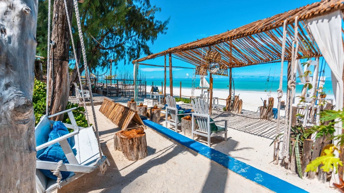 Sansibar: Die Beachbar bietet tolle Sitzmöglichkeiten, um die tollen Wasserfarben zu genießen