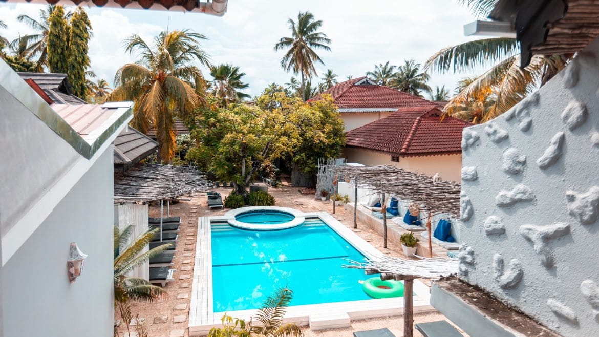 Sansibar: Vom Loft aus Blick auf die Poolanlage