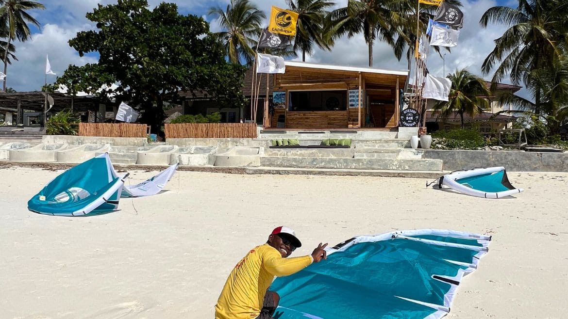 Sansibar: Kites an der neuen Station am Surfhotel für den Tag vorbereiten