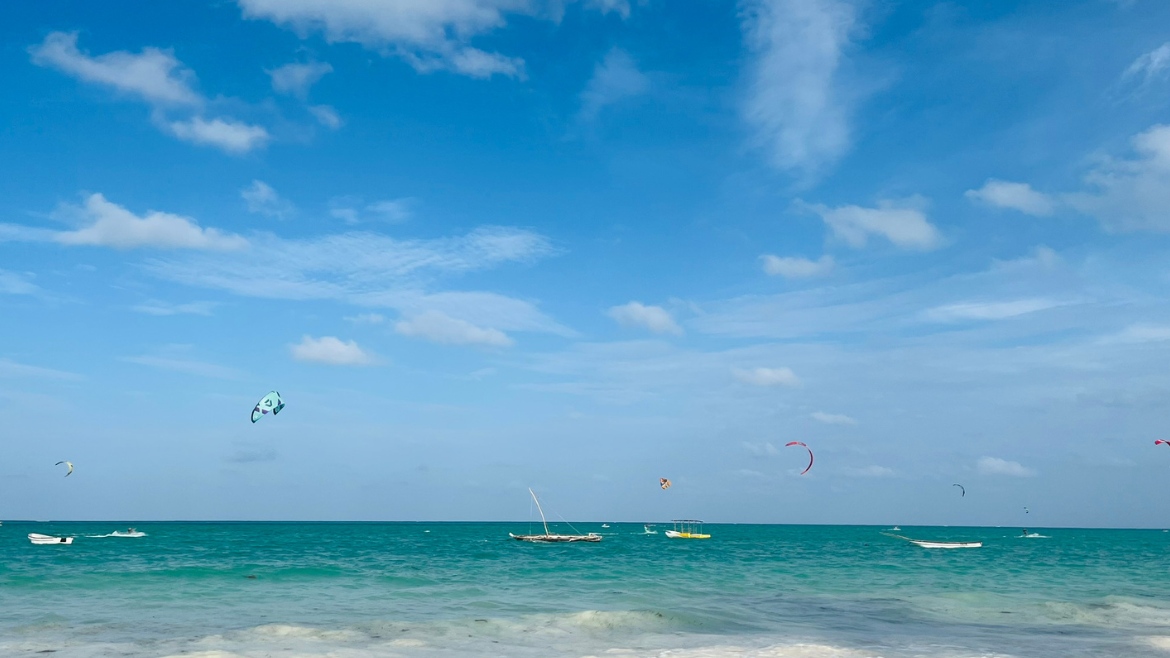 Sansibar: Kitesurfen im Indischen Ozean