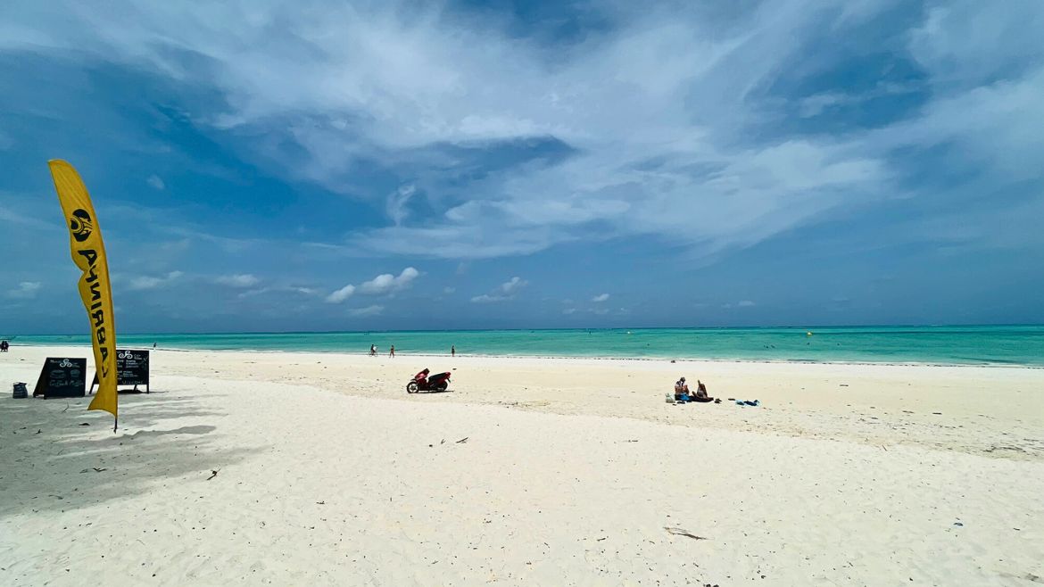 Sansibar: Langer, weißer Sandstrand auf Sansibar