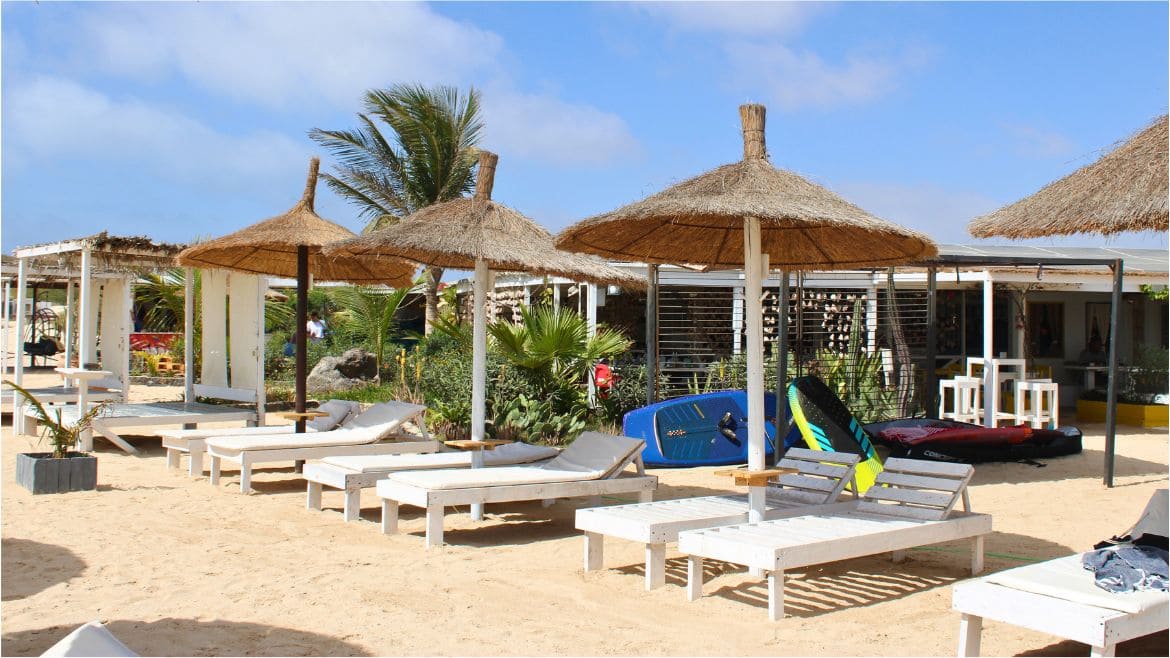 Boa Vista: Direkt neben der Station befindet sich eine Beach Bar mit Strandliegen