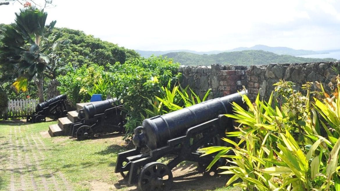 Tobago: Alte Kolonialfestung in der Nähe des Flughafens und der Unterkünfte