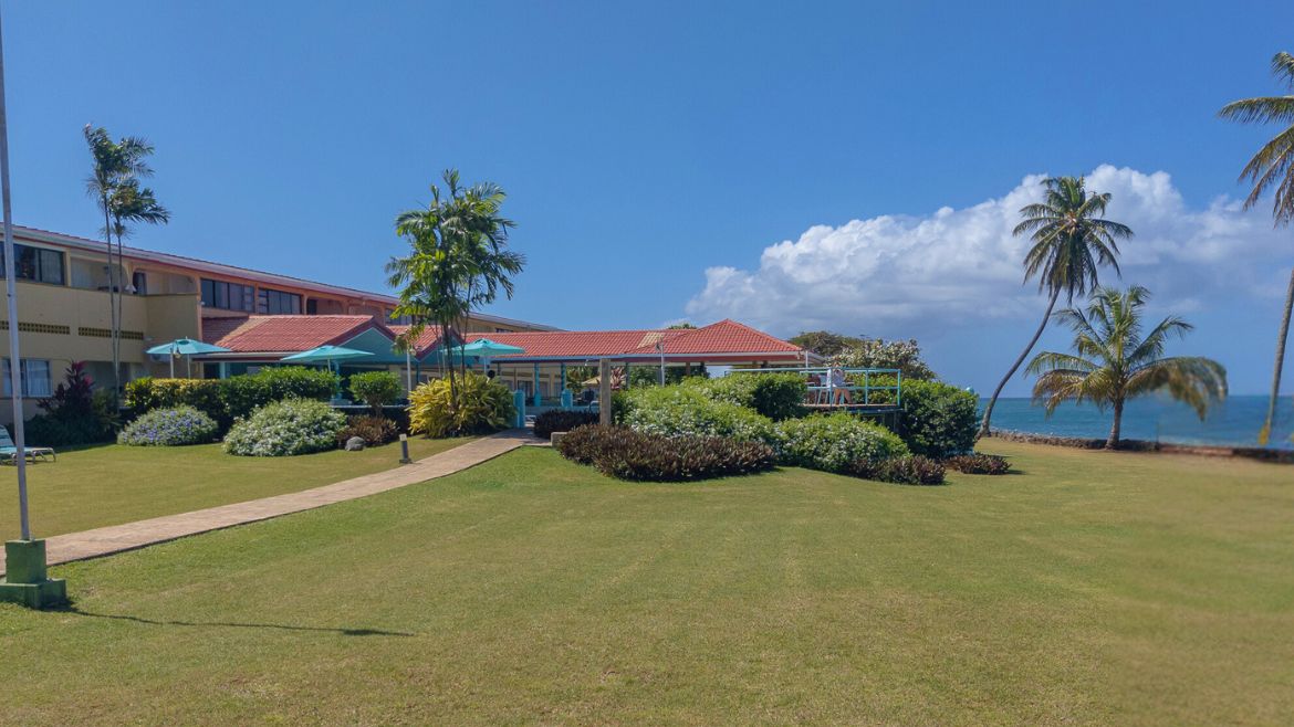 Tobago: Das Surfhotel verfügt über eine schöne und große Außenanlage