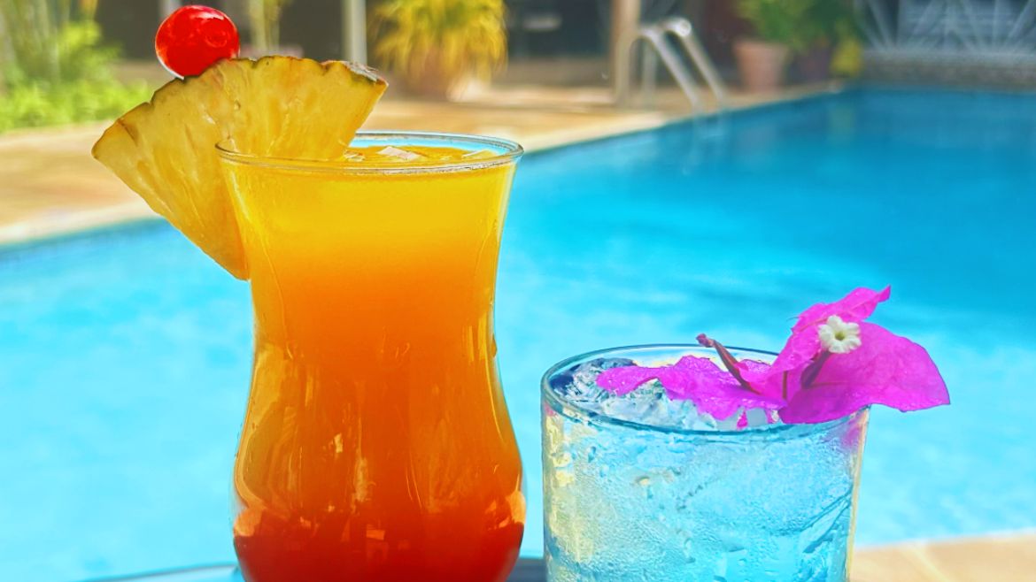 Tobago: Cocktails am Pool genießen