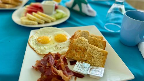 Tobago: Frühstück im Surfhotel