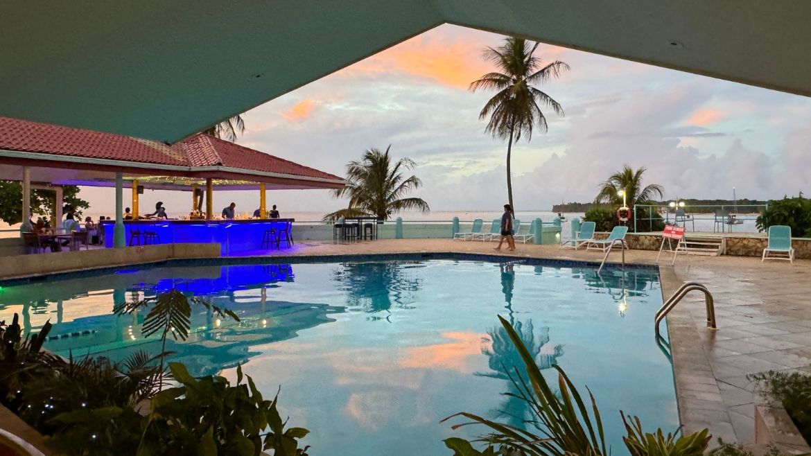 Tobago: Poolbereich des Surfhotels